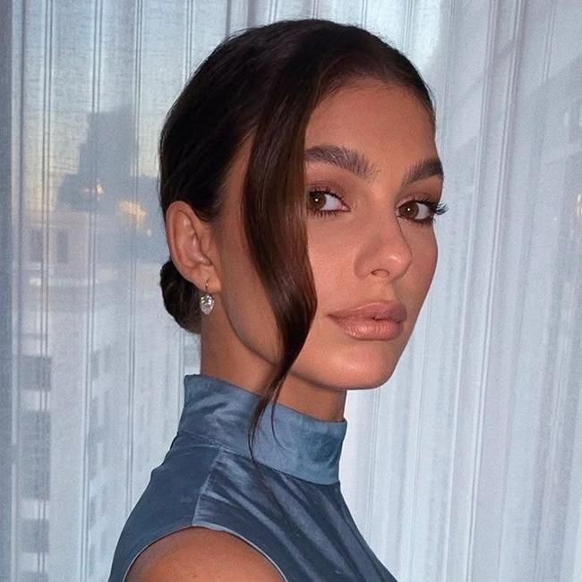 Camila Morrone con moño tey Hair Bajo